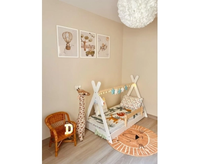 Łóżko domek dla dziecka z barierką i stelażem TIPI Montessori Drewniane