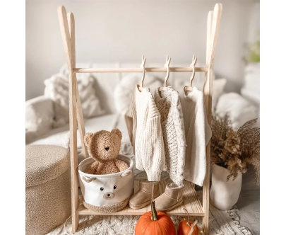 Wieszak na ubrania dla dzieci z półką na buty TIPI Montessori  Drewniany