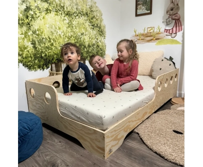 Łóżko pojedyncze dla dzieci z barierką i stelażem TILA 5 Montessori Drewniane