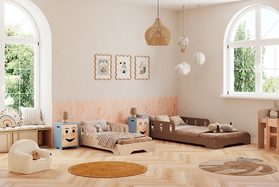 Dwa drewniane łóżka TILA 6 w kolorach kaszmirowym i czekoladowym w różnych rozmiarach oraz dwie drewniane szafki nocne KAPI