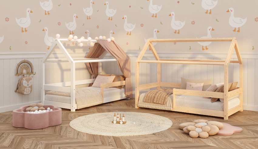 Drewniane łóżka domek w z barierką po prawej stronie wykonane z drewna sosnowego w kolorze białym i naturalnego drewna