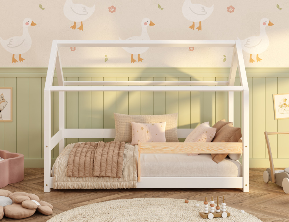 Drewniane łóżko domek z barierką po prawej stronie wykonane z litego drewna sosnowego w kolorze białym