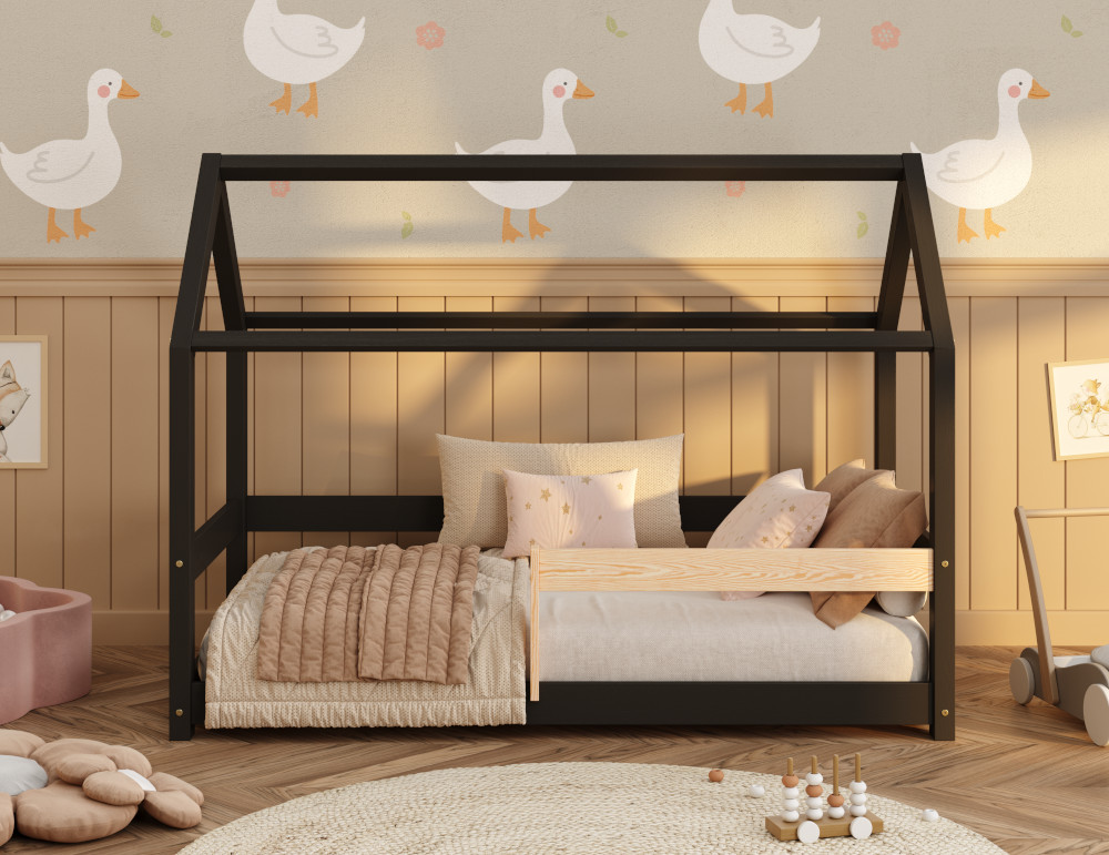 Drewniane łóżko domek z barierką po prawej stronie wykonane z litego drewna sosnowego w kolorze czarnym