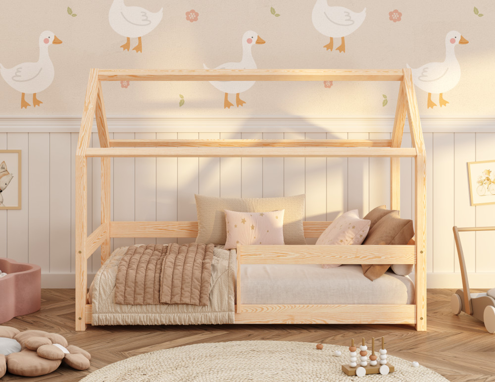 Drewniane łóżko domek z barierką po prawej stronie wykonane z litego drewna sosnowego w kolorze naturalnego drewna