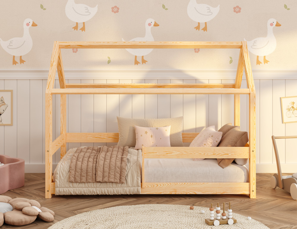 Drewniane łóżko domek z barierką po prawej stronie wykonane z litego drewna sosnowego w kolorze lakierowanego drewna