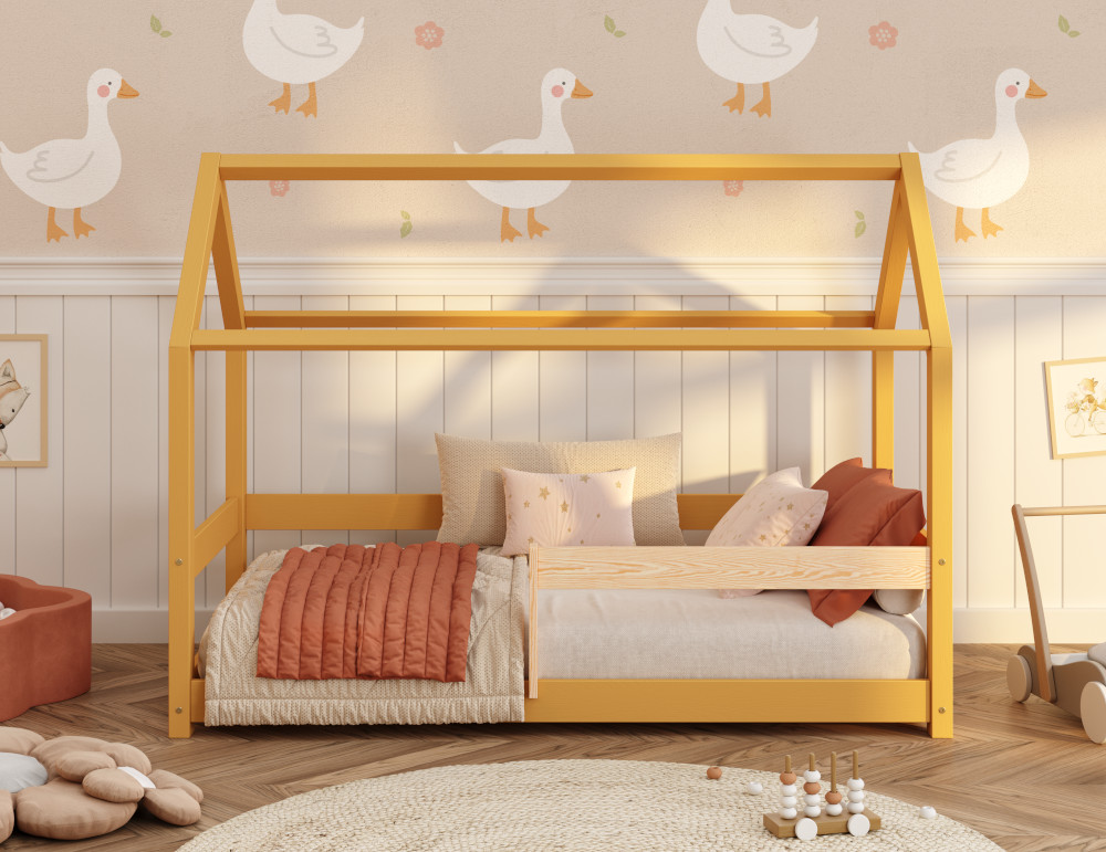 Drewniane łóżko domek z barierką po prawej stronie wykonane z litego drewna sosnowego w kolorze musztardowym