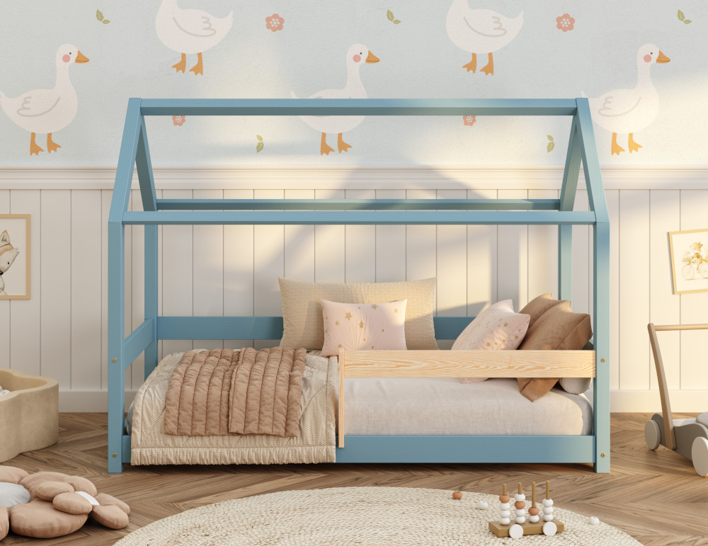 Drewniane łóżko domek z barierką po prawej stronie wykonane z litego drewna sosnowego w kolorze niebieskim