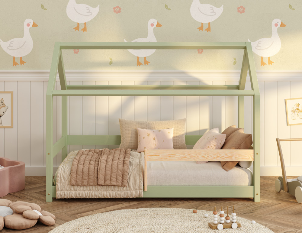 Drewniane łóżko domek z barierką po prawej stronie wykonane z litego drewna sosnowego w kolorze zielonym