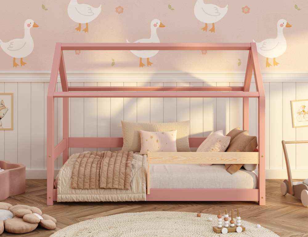 Drewniane łóżko domek z barierką po prawej stronie wykonane z litego drewna sosnowego w kolorze różowym