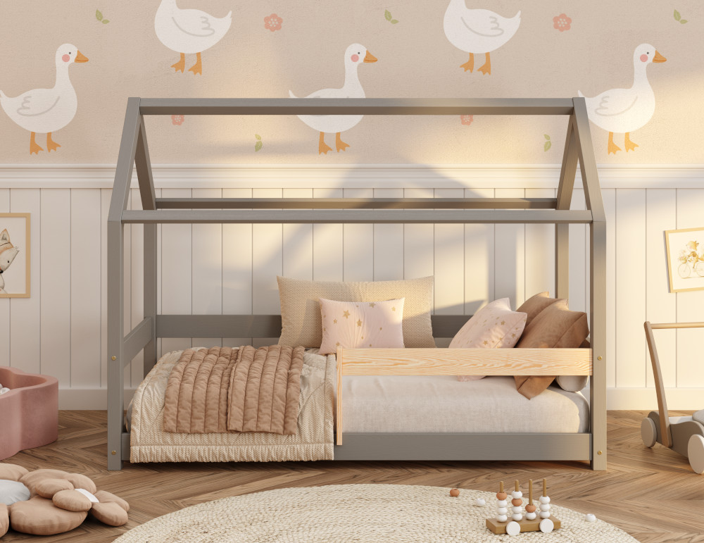 Drewniane łóżko domek z barierką po prawej stronie wykonane z litego drewna sosnowego w kolorze szarym