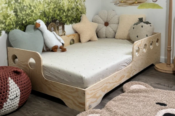 Łóżko pojedyncze dla dzieci z barierką i stelażem TILA 5 Montessori Drewniane