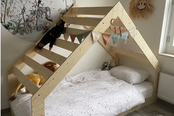 Łóżko domek dla dziecka z niską konstrukcją i stelażem MOON G Montessori Drewniane