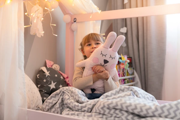 Łóżko domek dla dziecka z barierką i stelażem MILO Montessori Drewniane