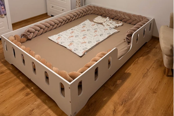 Łóżko pojedyncze dla dzieci z barierką i stelażem TILA 2 Montessori Drewniane