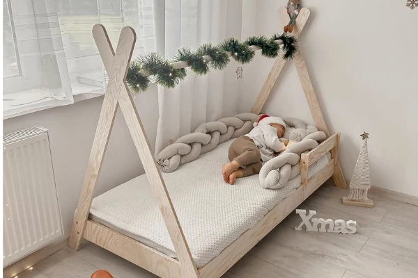 Łóżko domek dla dziecka z barierką i stelażem TIPI Montessori Drewniane