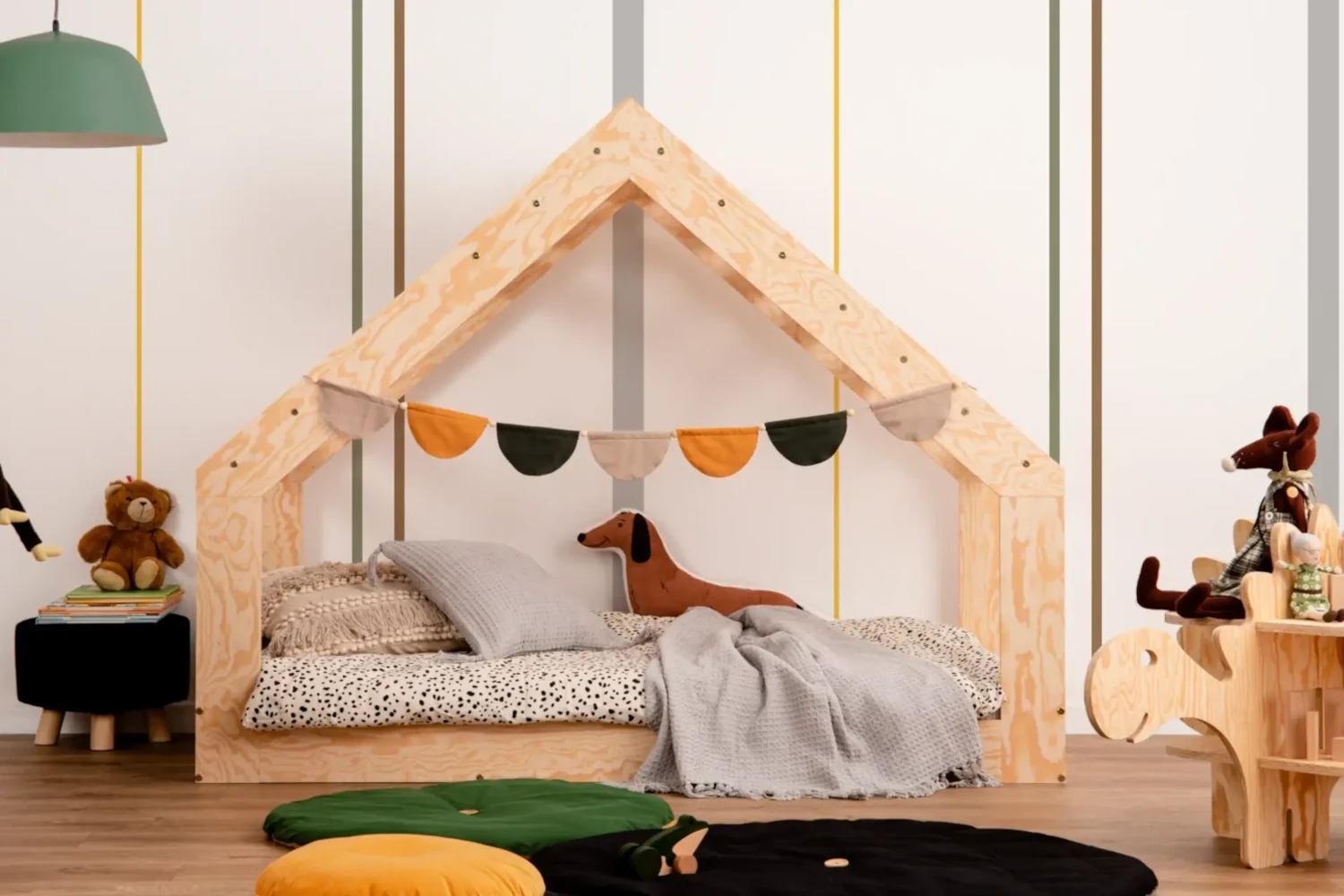 Łóżko domek dla dziecka z niską konstrukcją i stelażem MOON G Montessori Drewniane