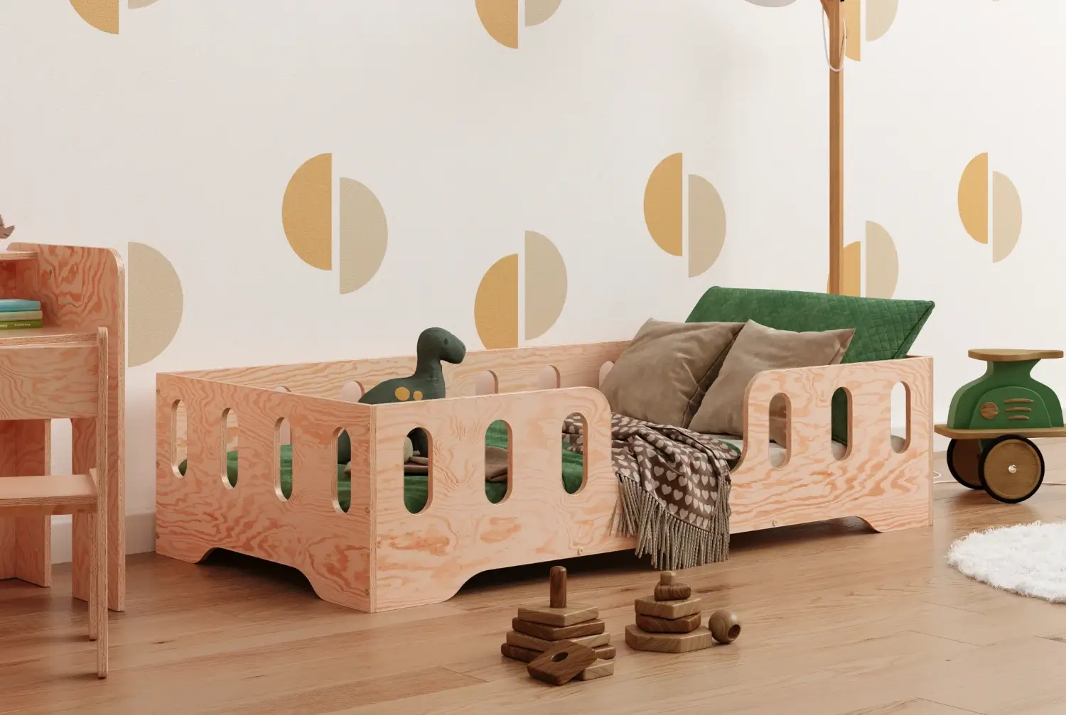 Łóżko pojedyncze dla dzieci z barierką i stelażem TILA 2 Montessori Drewniane