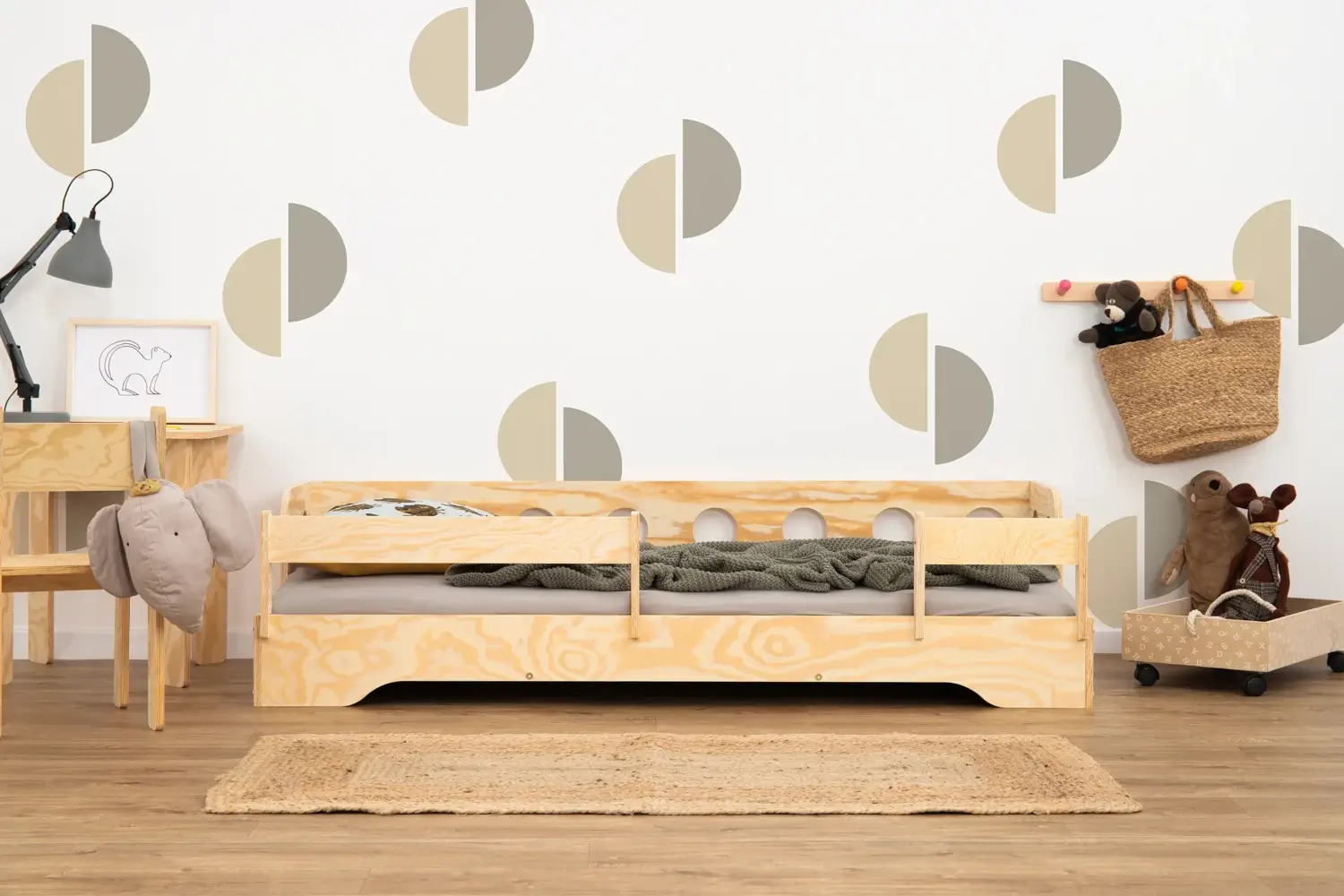 Łóżko pojedyncze dla dzieci z barierką i stelażem sofa TILA 5S Montessori Drewniane