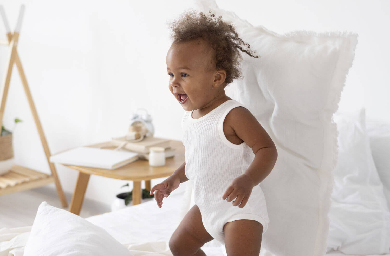 Dziecko chodzące po materacu