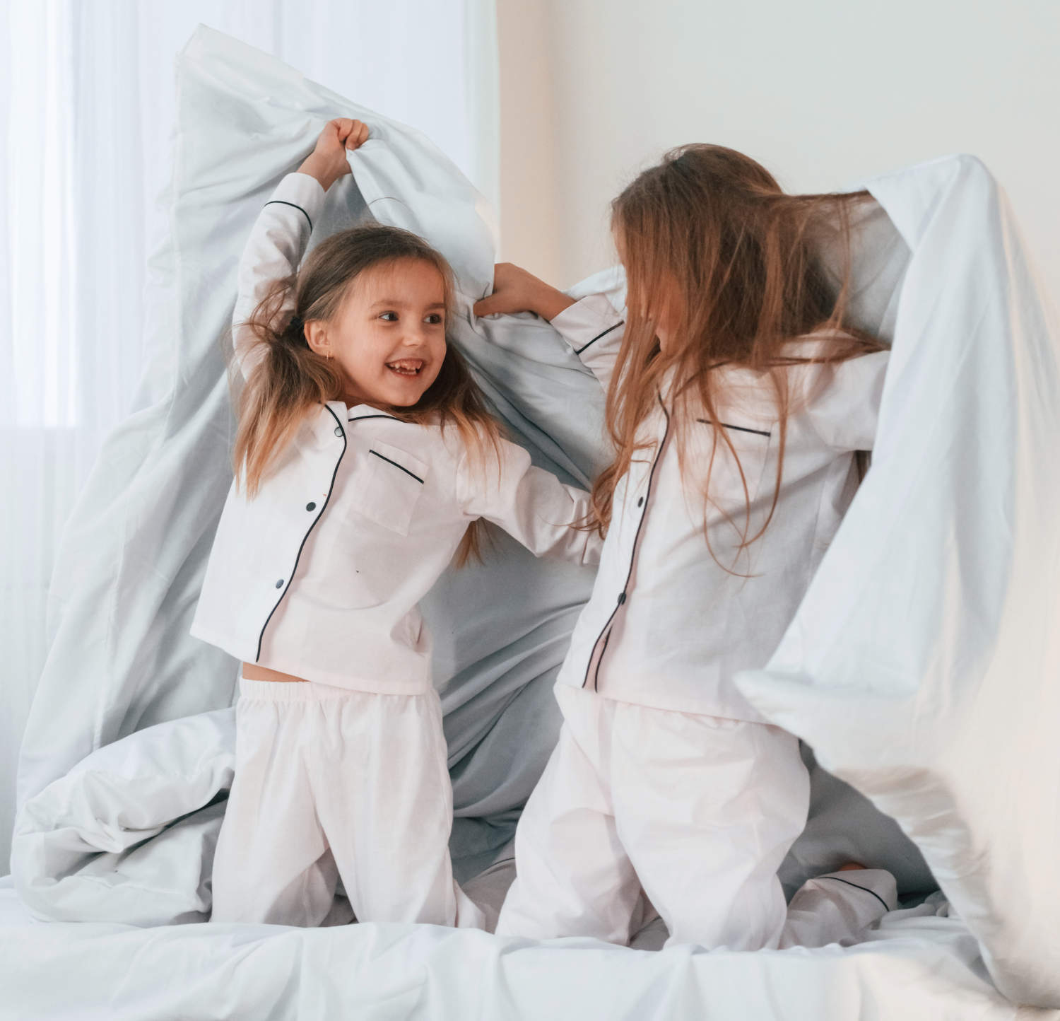 Dzieci bawiące się w łóżku