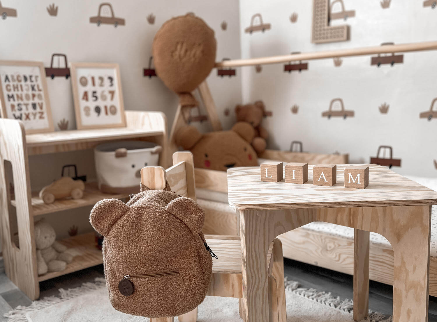 Łóżko domek dla dziecka z barierką i stelażem TIPI Montessori Drewniane