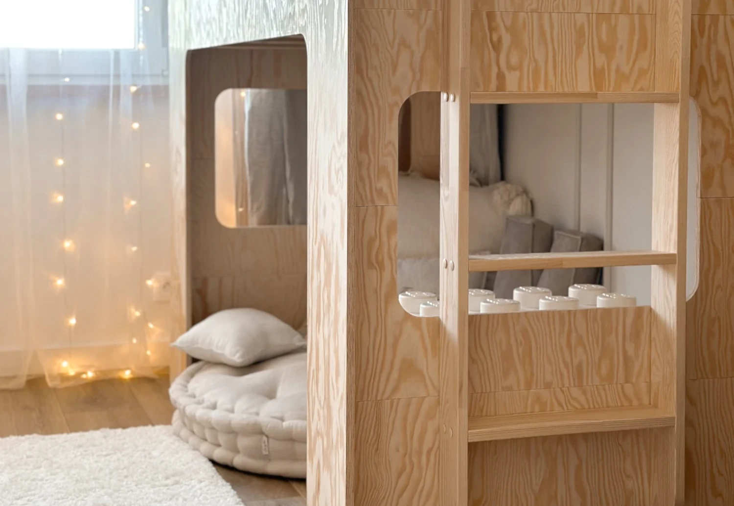 Łóżko piętrowe pojedyncze dla dziecka z antresolą MIMI A Montessori Drewniane