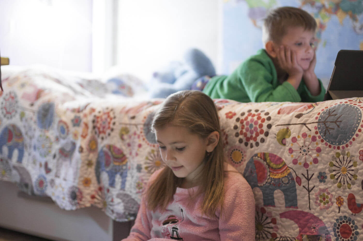 Rodzeństwo przebywające na łóżku