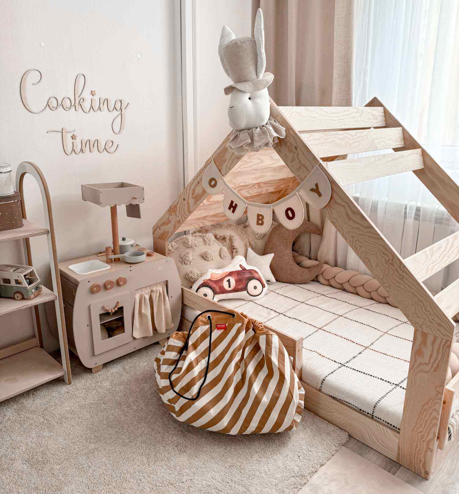 Łóżko domek dla dziecka z niską konstrukcją i stelażem MOON G Montessori Drewniane