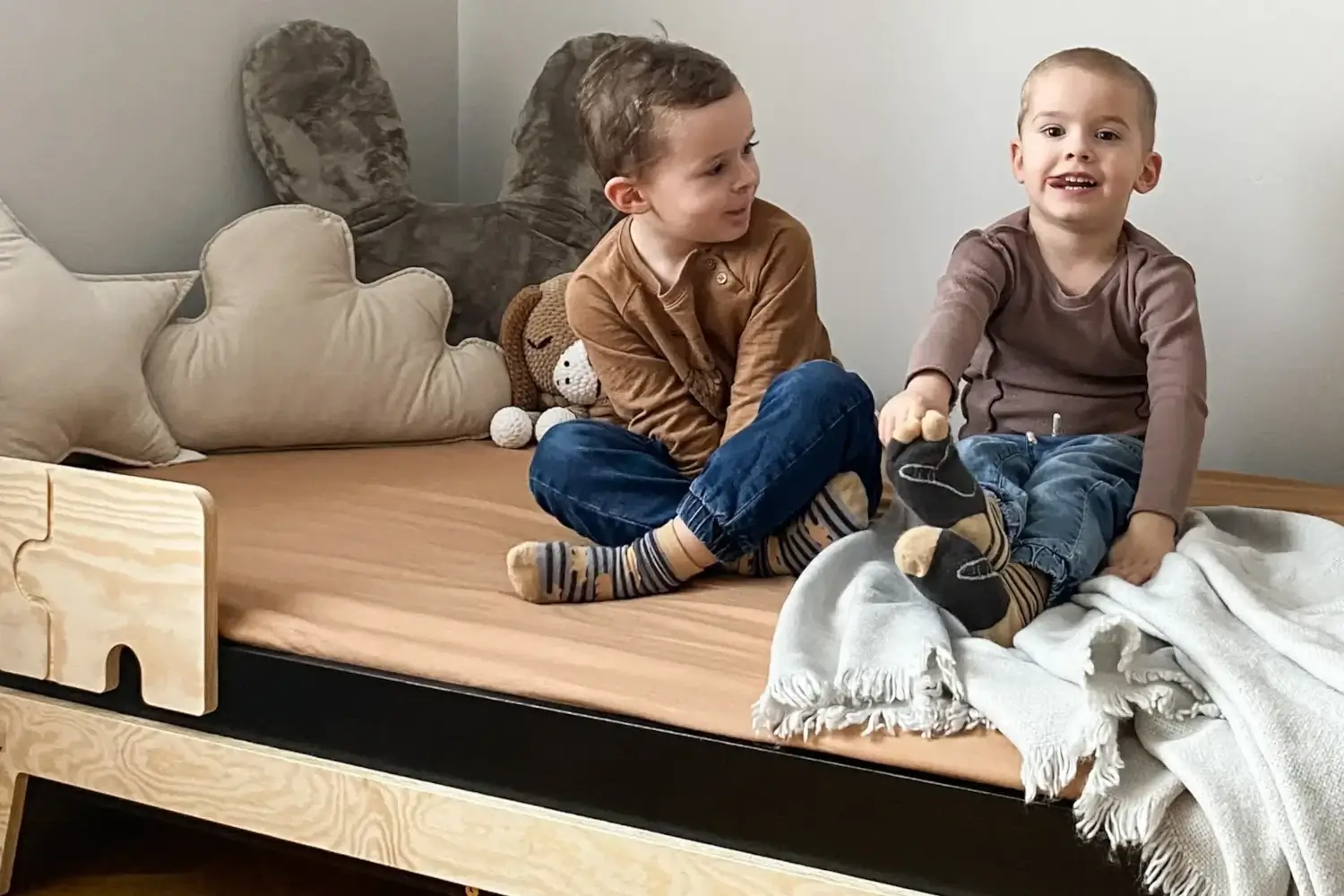 Łóżko pojedyncze dla dzieci z barierką i stelażem PUZZLE BR1 Montessori Drewniane