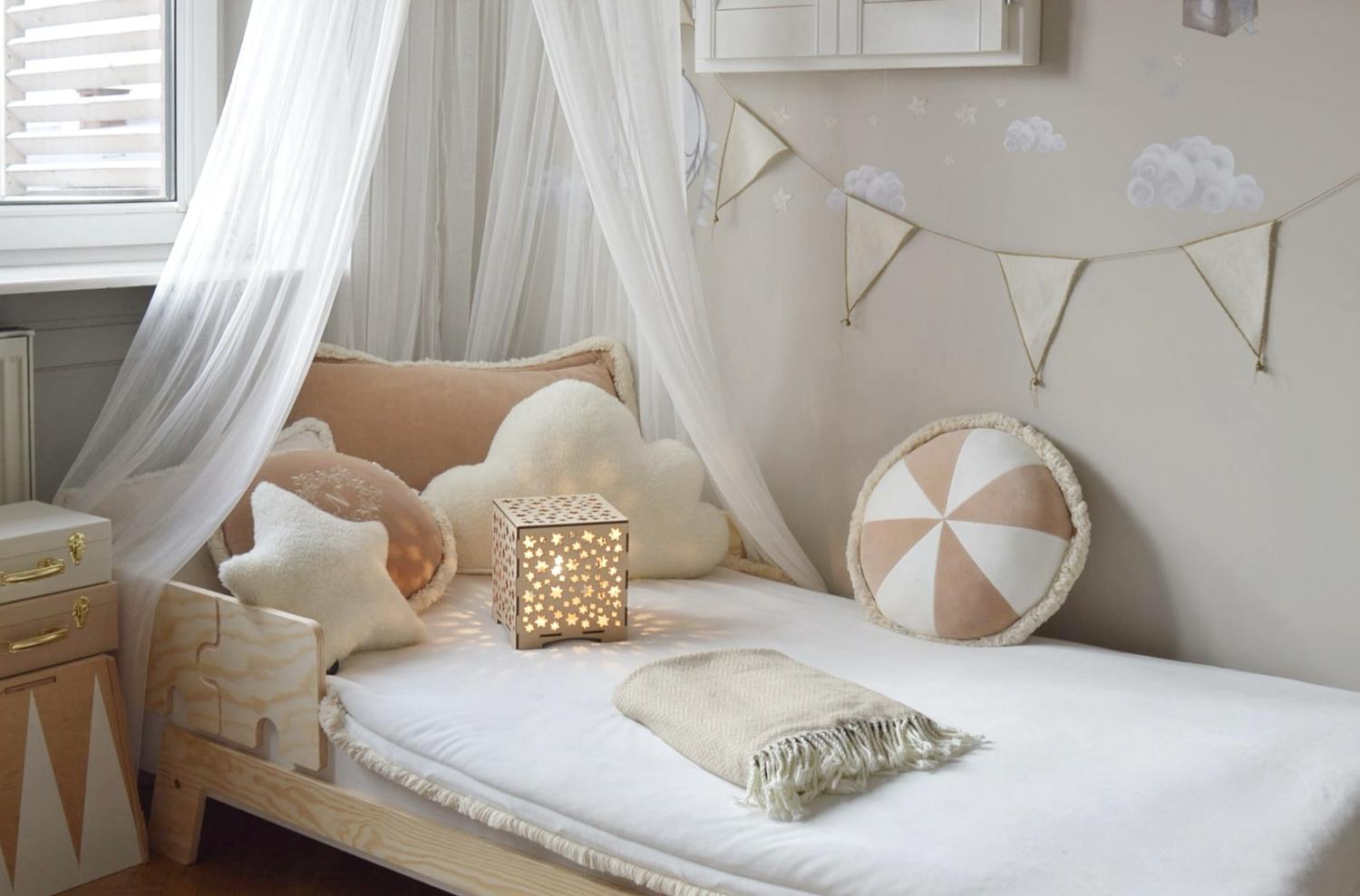 Łóżko pojedyncze dla dzieci z barierką i stelażem PUZZLE BR1 Montessori Drewniane