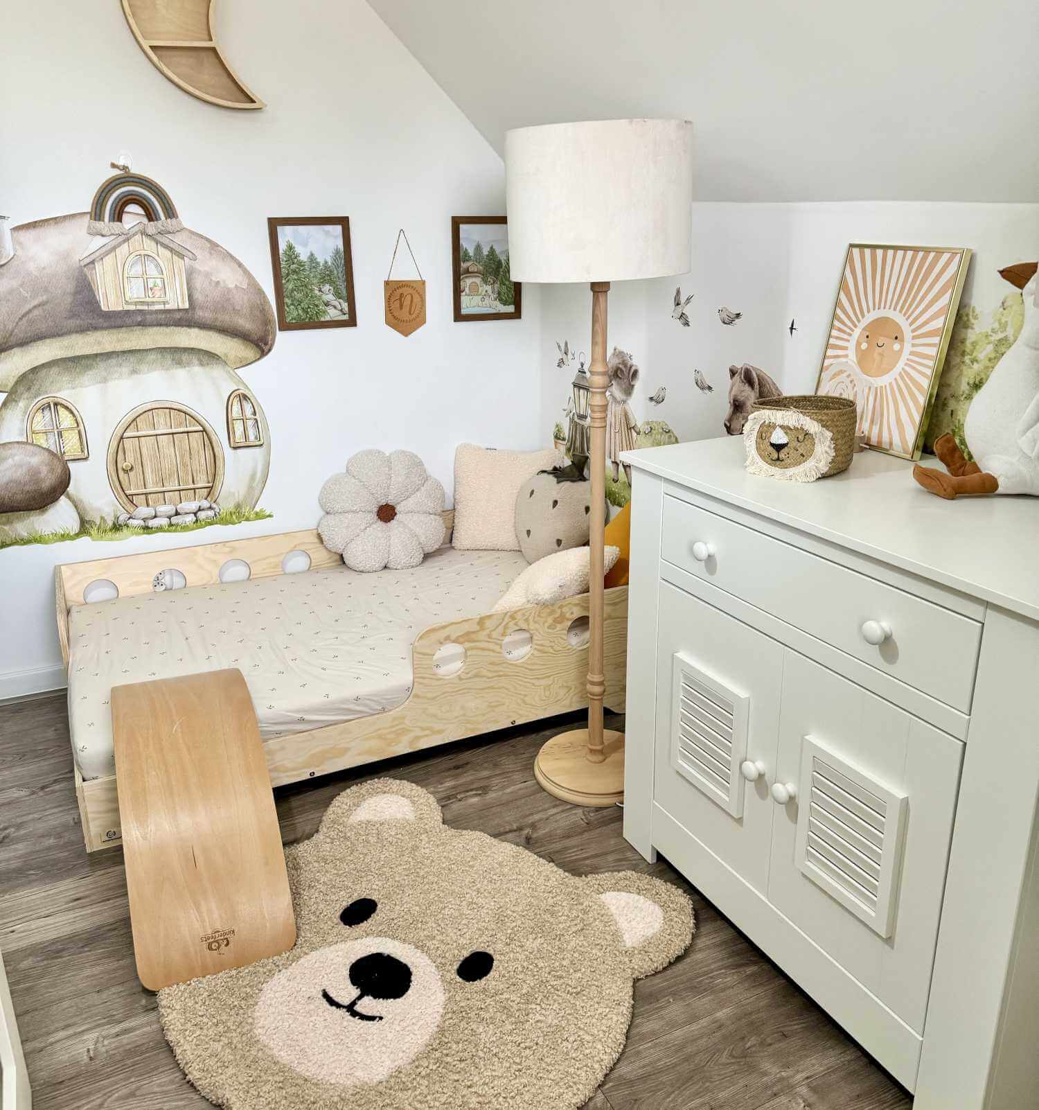 Łóżko pojedyncze dla dzieci z barierką i stelażem TILA 5 Montessori Drewniane