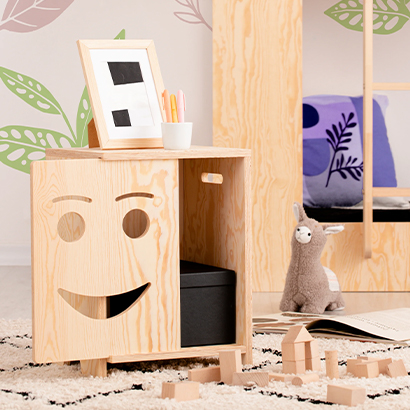 Drewniana szafka nocna z sklejki sosnowej w kolorze naturalnym z drzwiami w kształcie uśmiechniętej buzi