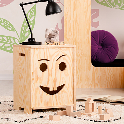 Drewniana szafka nocna z sklejki sosnowej w kolorze naturalnym z drzwiami w kształcie uśmiechniętej buzi z zębami