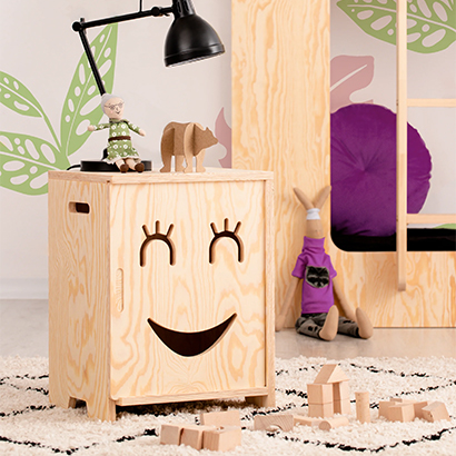 Drewniana szafka nocna z sklejki sosnowej w kolorze naturalnym z drzwiami w kształcie uśmiechniętej buzi z zamkniętymi oczami