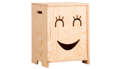 Drewniana szafka nocna z sklejki sosnowej w kolorze naturalnym z drzwiami w kształcie uśmiechniętej buzi z zamkniętymi oczami