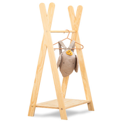 Drewniany wieszak dziecięcy TIPI w rozmiarze M wykonany ze sklejki sosnowej w kolorze naturalnego drewna