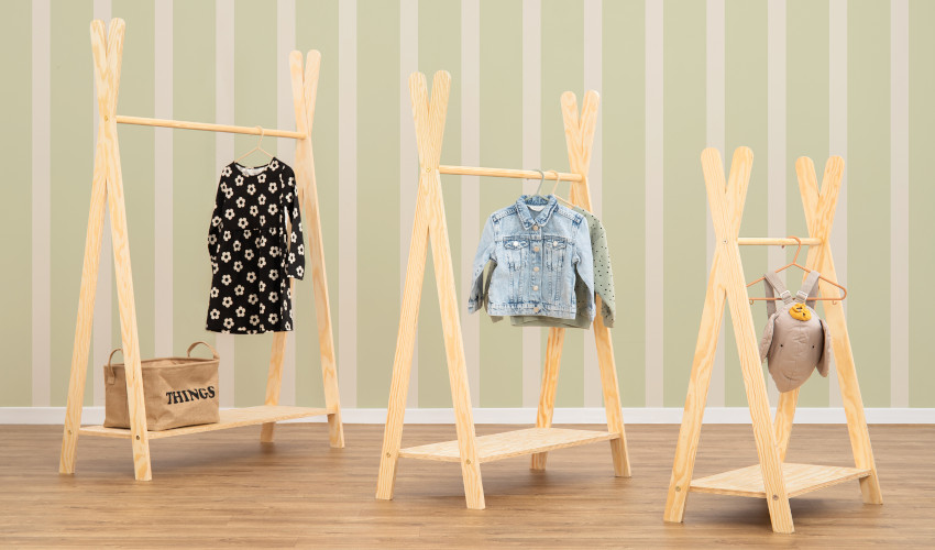 Drewniane dziecięce wieszaki TIPI w trzech rozmiarach wykonane ze sklejki sosnowej w kolorze naturalnego drewna