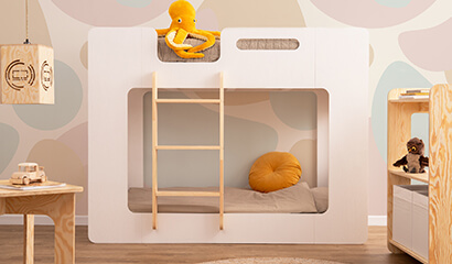 Drewniane łóżko piętrowe wykonane ze sklejki sosnowej w kolorze białym z drabinką po lewej stronie