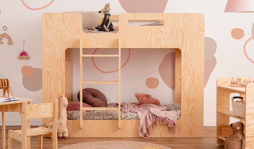 Drewniane łóżko piętrowe wykonane ze sklejki sosnowej w kolorze naturalnego drewna z drabinką po lewej stronie