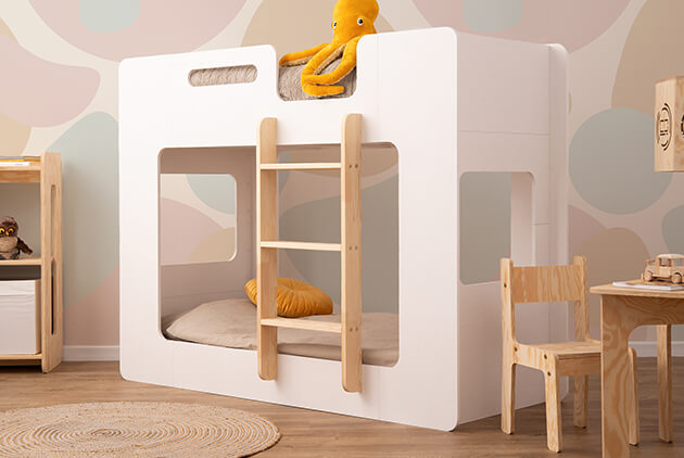 Drewniane łóżko piętrowe wykonane ze sklejki sosnowej w kolorze białym z drabinką po prawej stronie