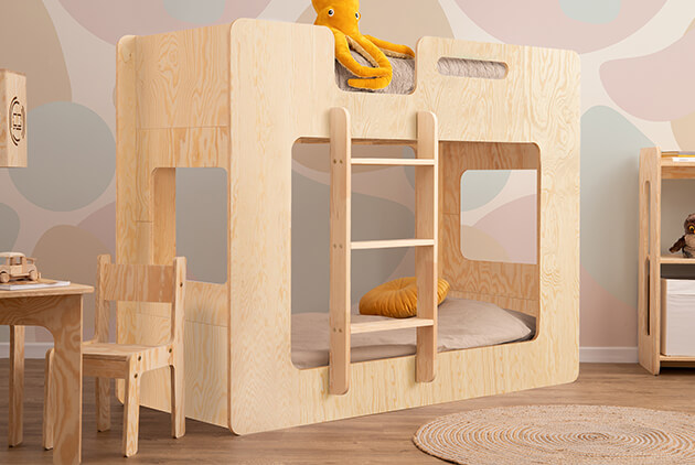 Drewniane łóżko piętrowe wykonane ze sklejki sosnowej w kolorze naturalnego drewna z drabinką po lewej stronie