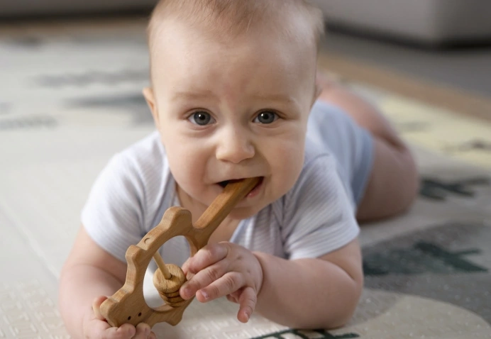 Zbliżenie na dziecko raczkujące i uczące się chodzić