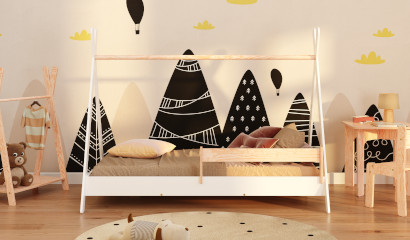 Drewniane łóżko TIPI stojące na nóżkach z dodatkową barierką wykonane ze sklejki sosnowej w kolorze białym