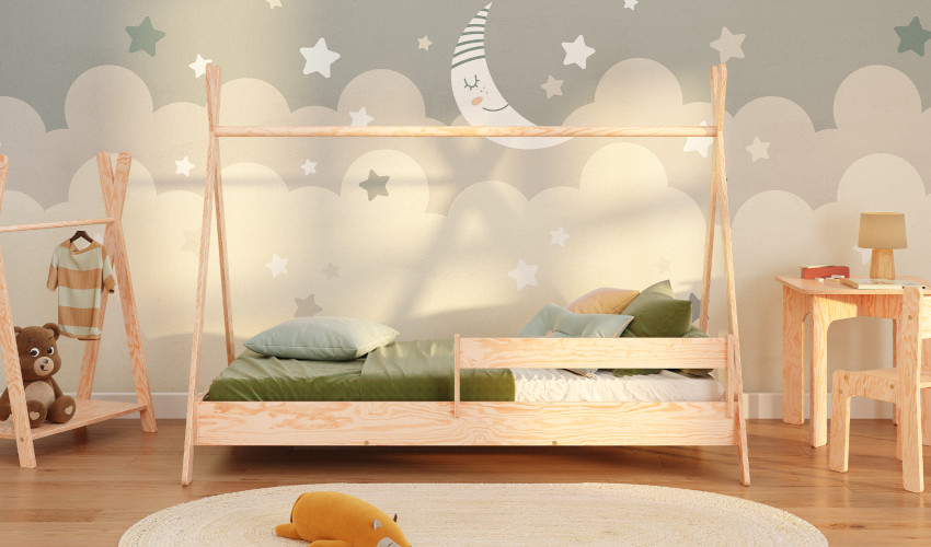 Drewniane łóżko TIPI stojące na nóżkach z dodatkową barierką wykonane ze sklejki sosnowej w kolorze naturalnego drewna