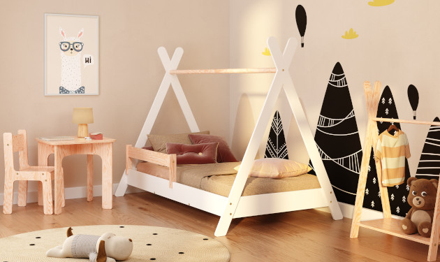 Drewniane łóżko TIPI stojące na nóżkach z dodatkową barierką wykonane ze sklejki sosnowej w kolorze białym