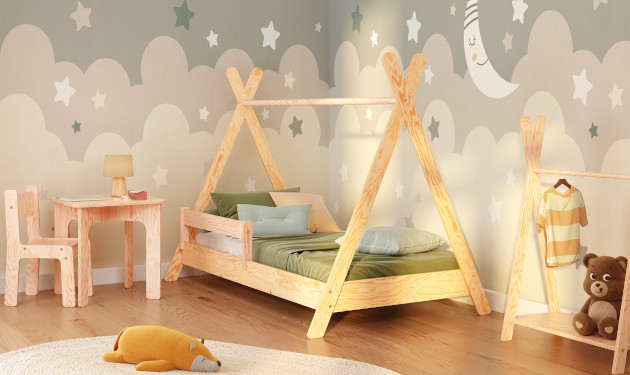 Drewniane łóżko TIPI stojące na nóżkach z dodatkową barierką wykonane ze sklejki sosnowej w kolorze naturalnego drewna
